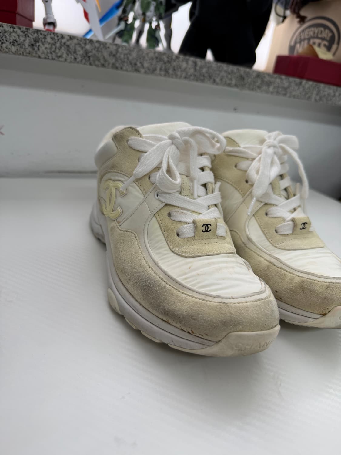 정품) 샤넬 CC로고 크루즈 테니스 스니커즈 36.5  상품이미지4