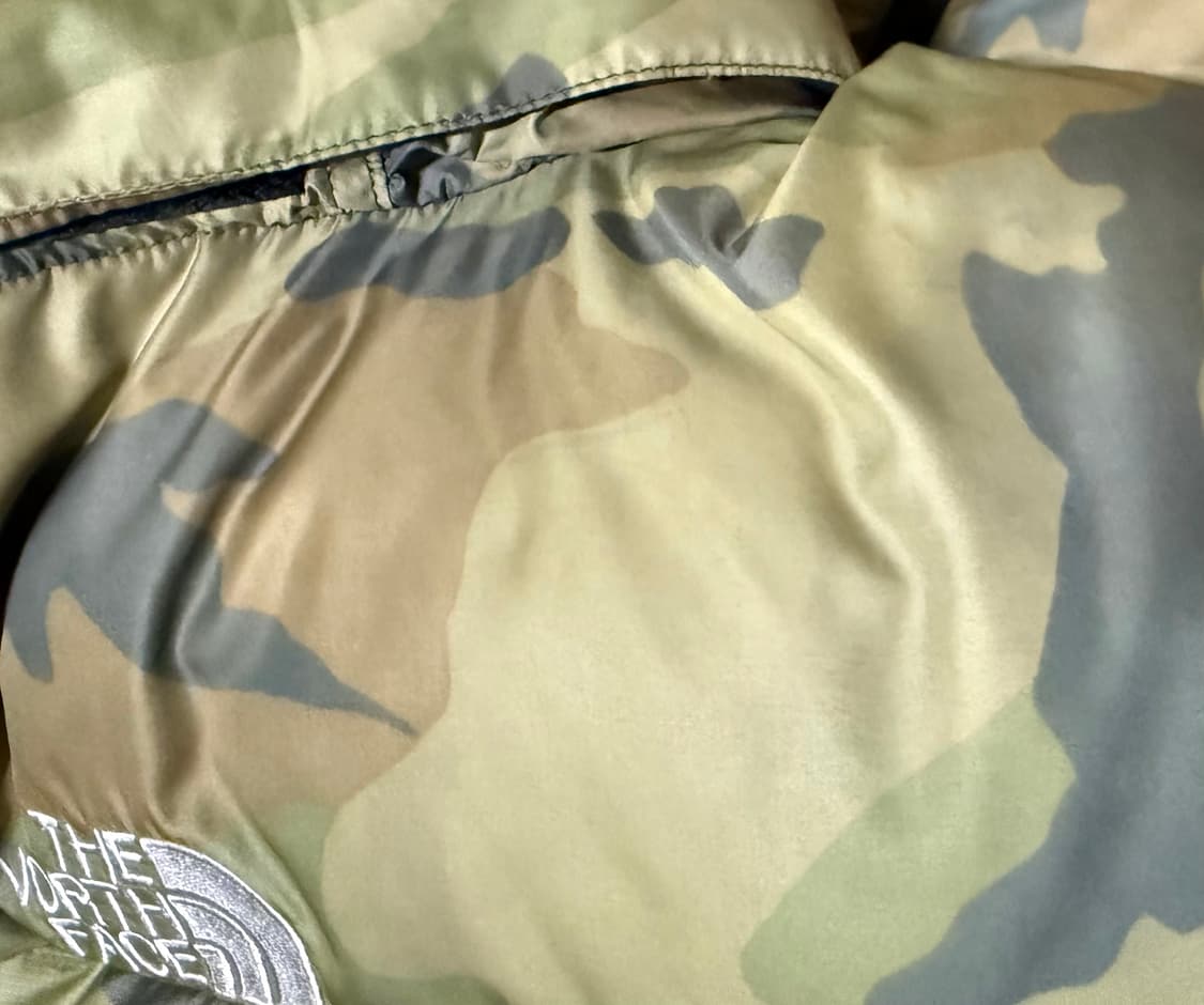 노스페이스 카모 센터로고 눕시 700 패딩 상품이미지7