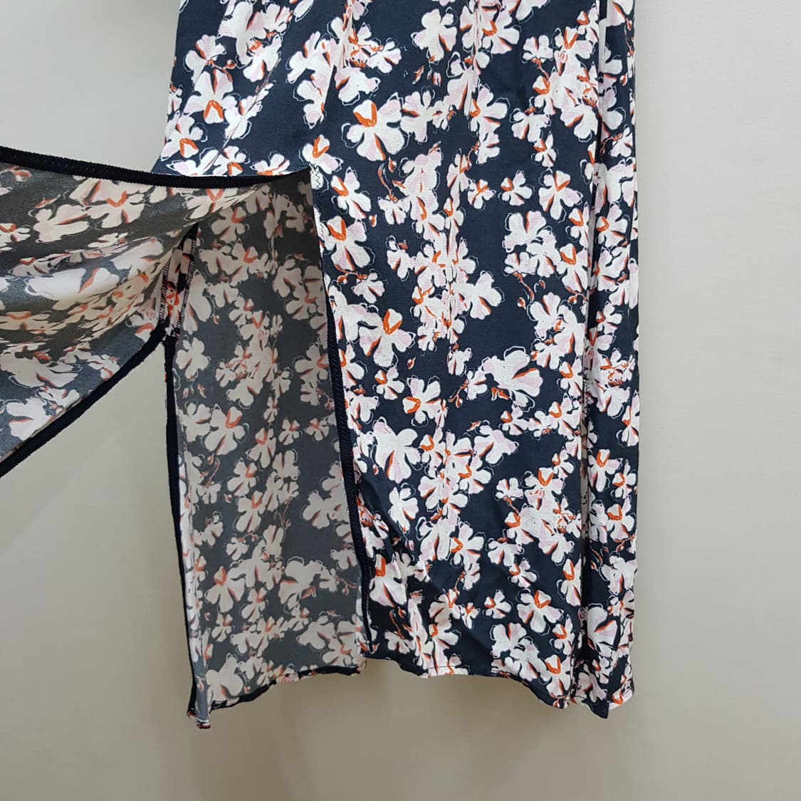 한섬 타임 플라워 패턴 셔링 롱 원피스 82-94-160사이즈 상품이미지4