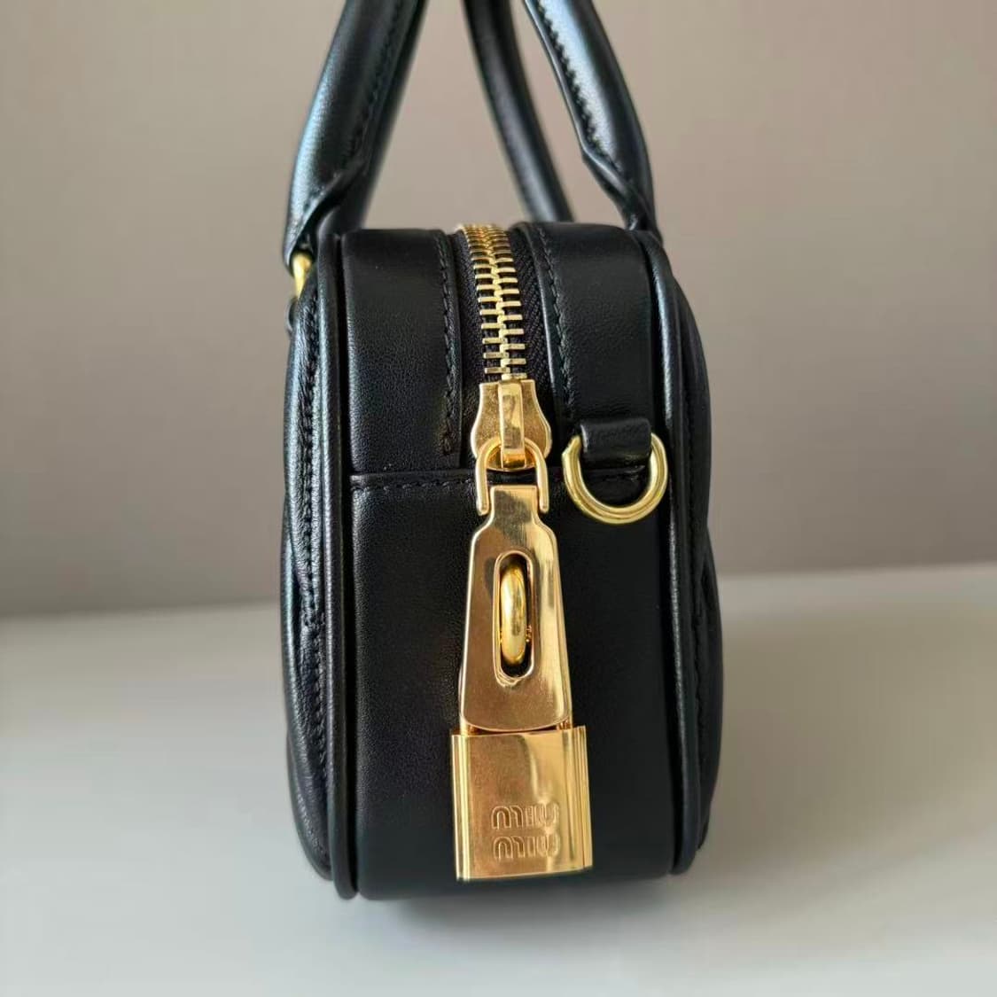 미우 미우 마테라쎄 나파 가죽 탑 핸들백 블랙"📢 상품 설명 및 거래  상품이미지6