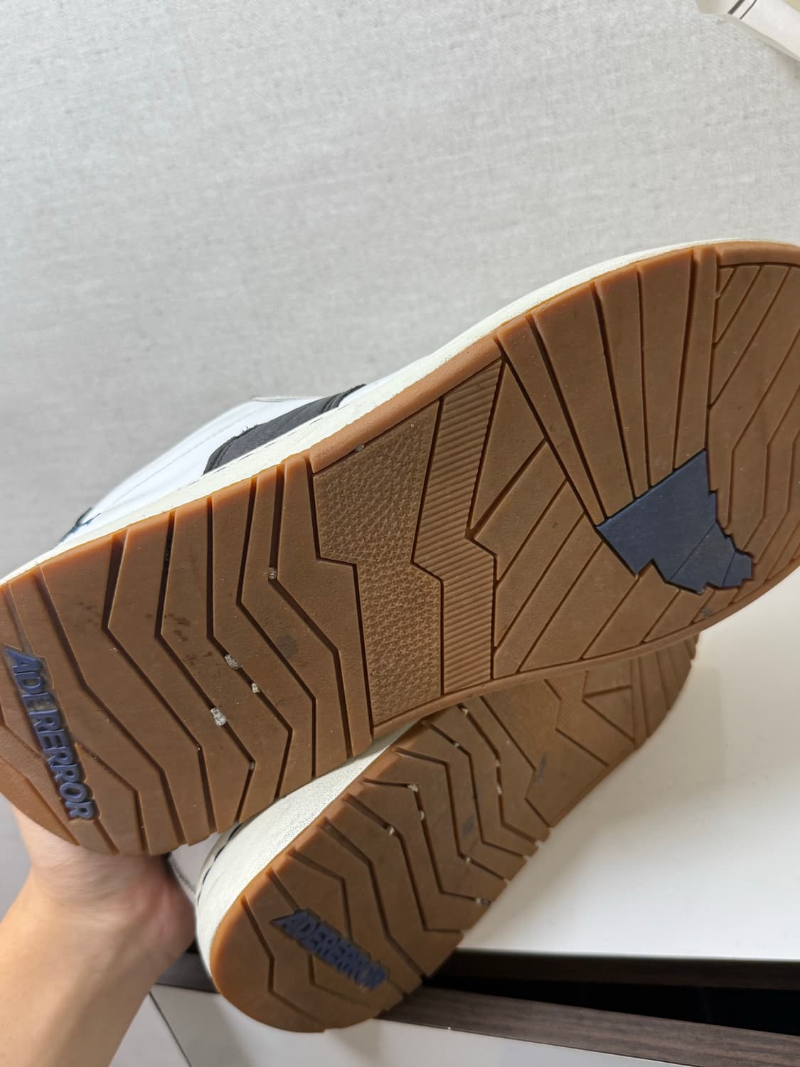 아더에러 로그 바우스 화이트 270사이즈 팝니다 상품이미지3