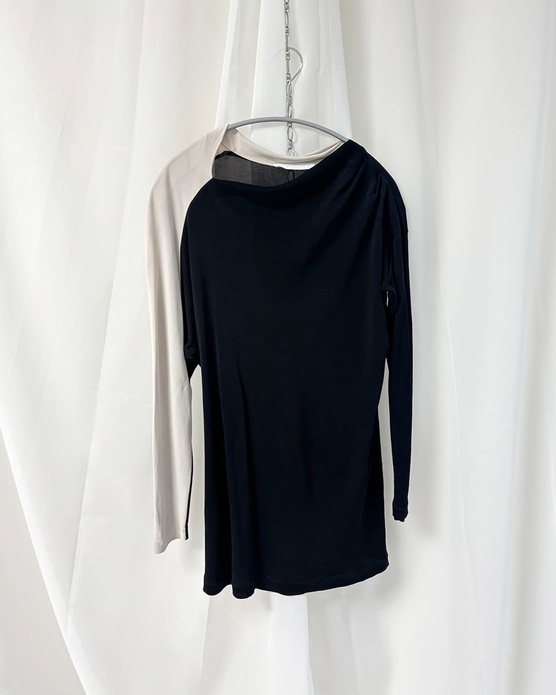 비대칭 암 배색 베이지 디자인 루즈핏 탑 상품이미지4