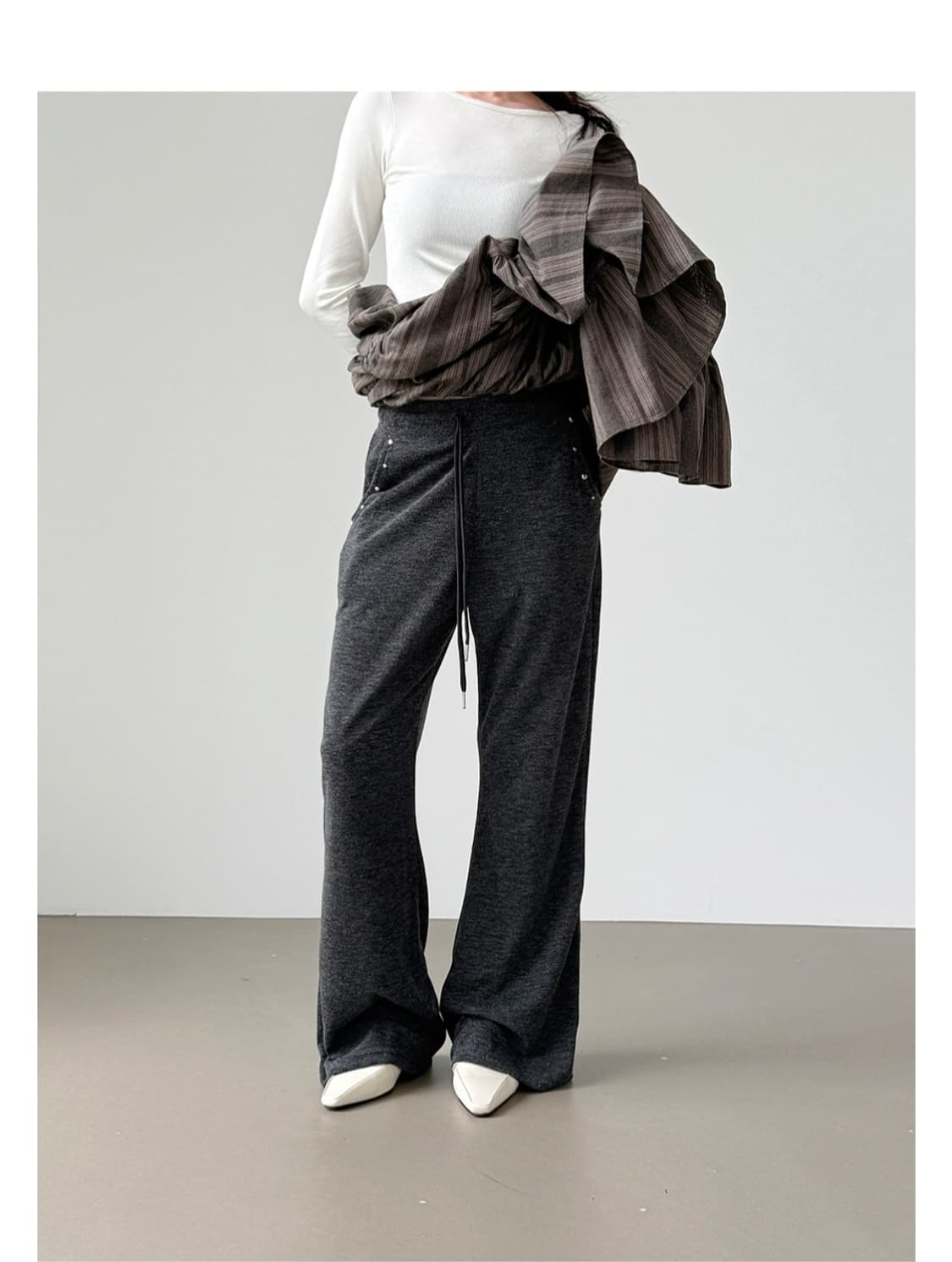 스터드 골지 부츠컷 팬츠 차콜 상품이미지1