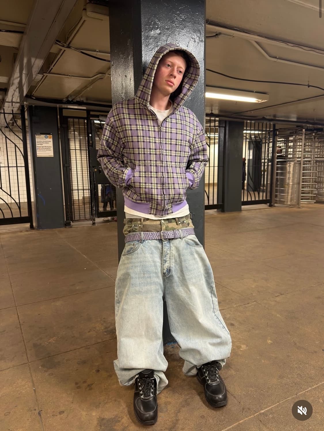 나이키 ACG 고아돔 프리미엄 부츠 카티 영로드 착용 상품이미지3