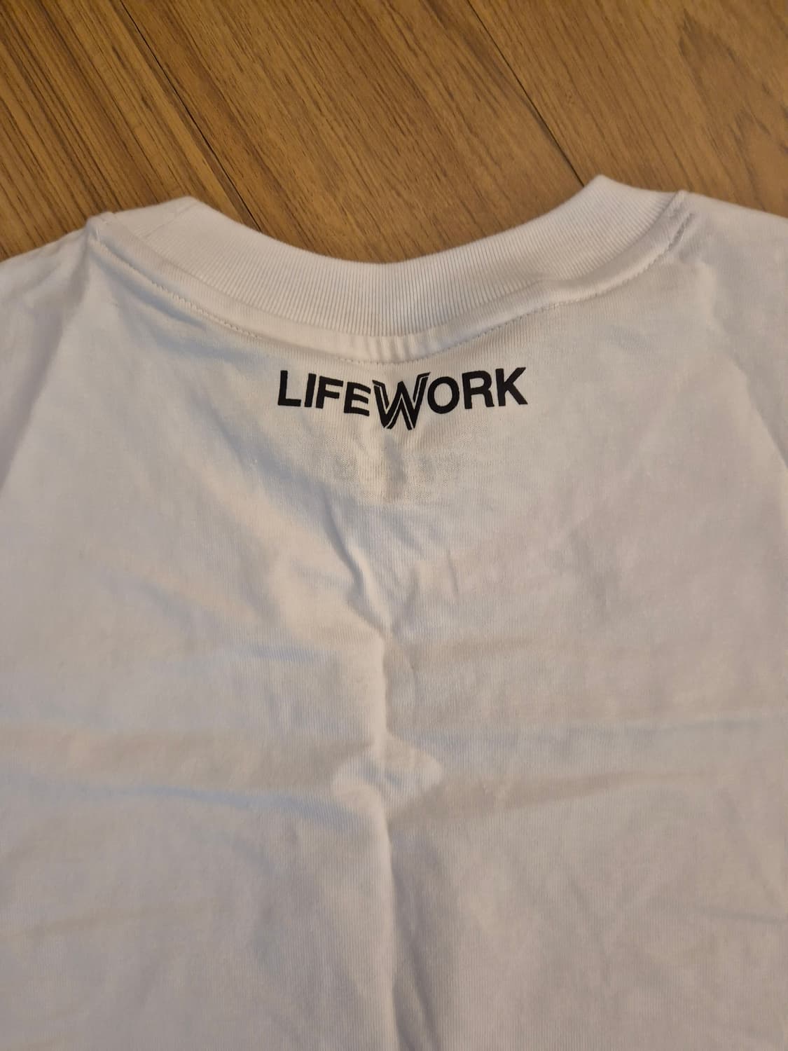 LIFEWORK 흰색 티셔츠 L사이즈입니다.

- 면 100%
 상품이미지3