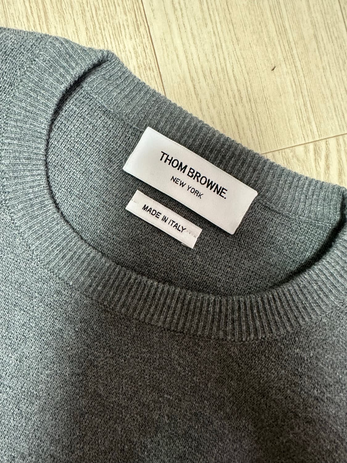 톰브라운 그레이 크롭 니트 상품이미지1