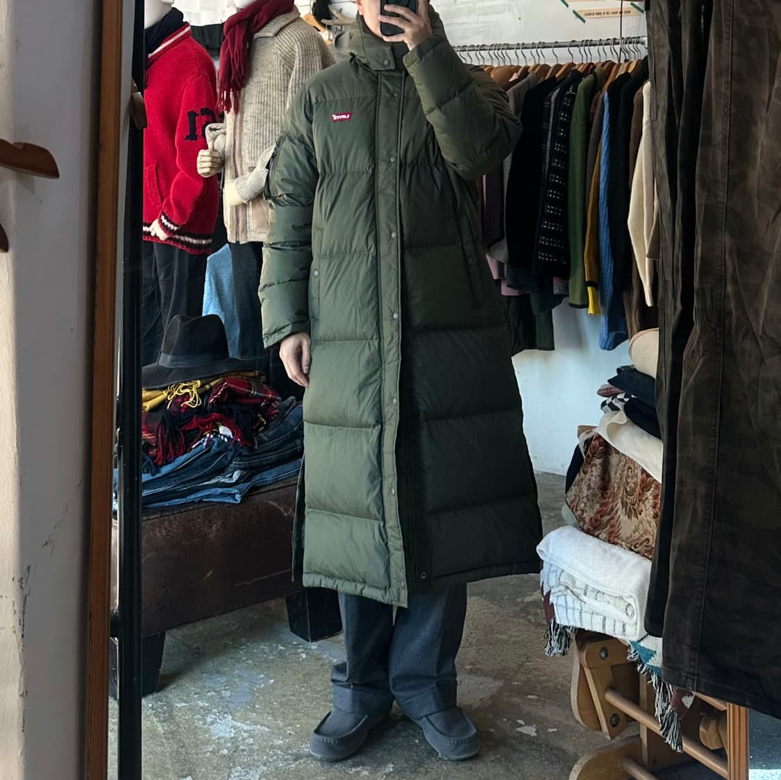 (착용컷) 리바이스 덕다운 롱 패딩 (남성용 100) 상품이미지3