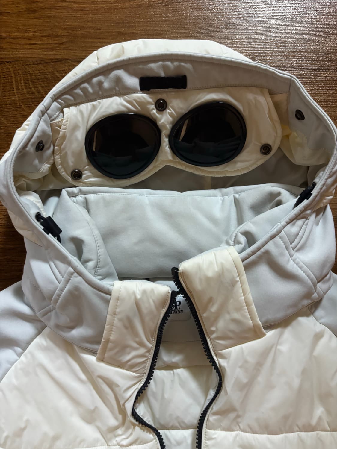 Cp컴퍼니 고글 경량패딩 상품이미지2