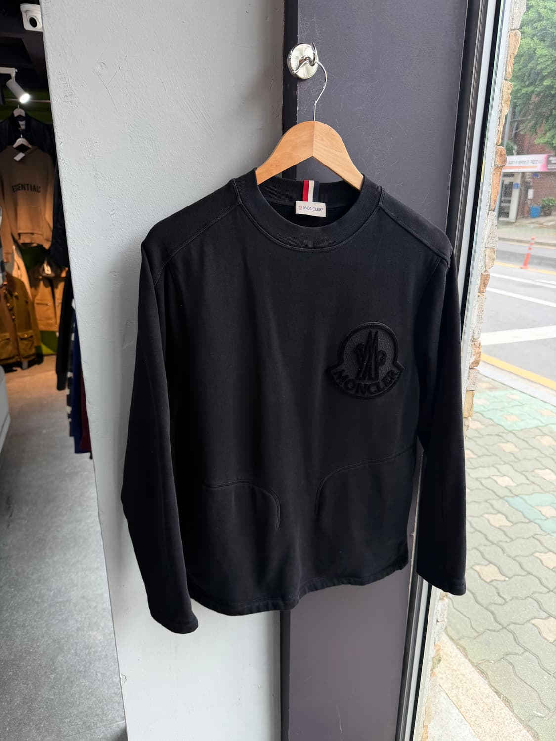 M/ 몽클레어 엠보 빅로고 맨투맨 상품이미지4