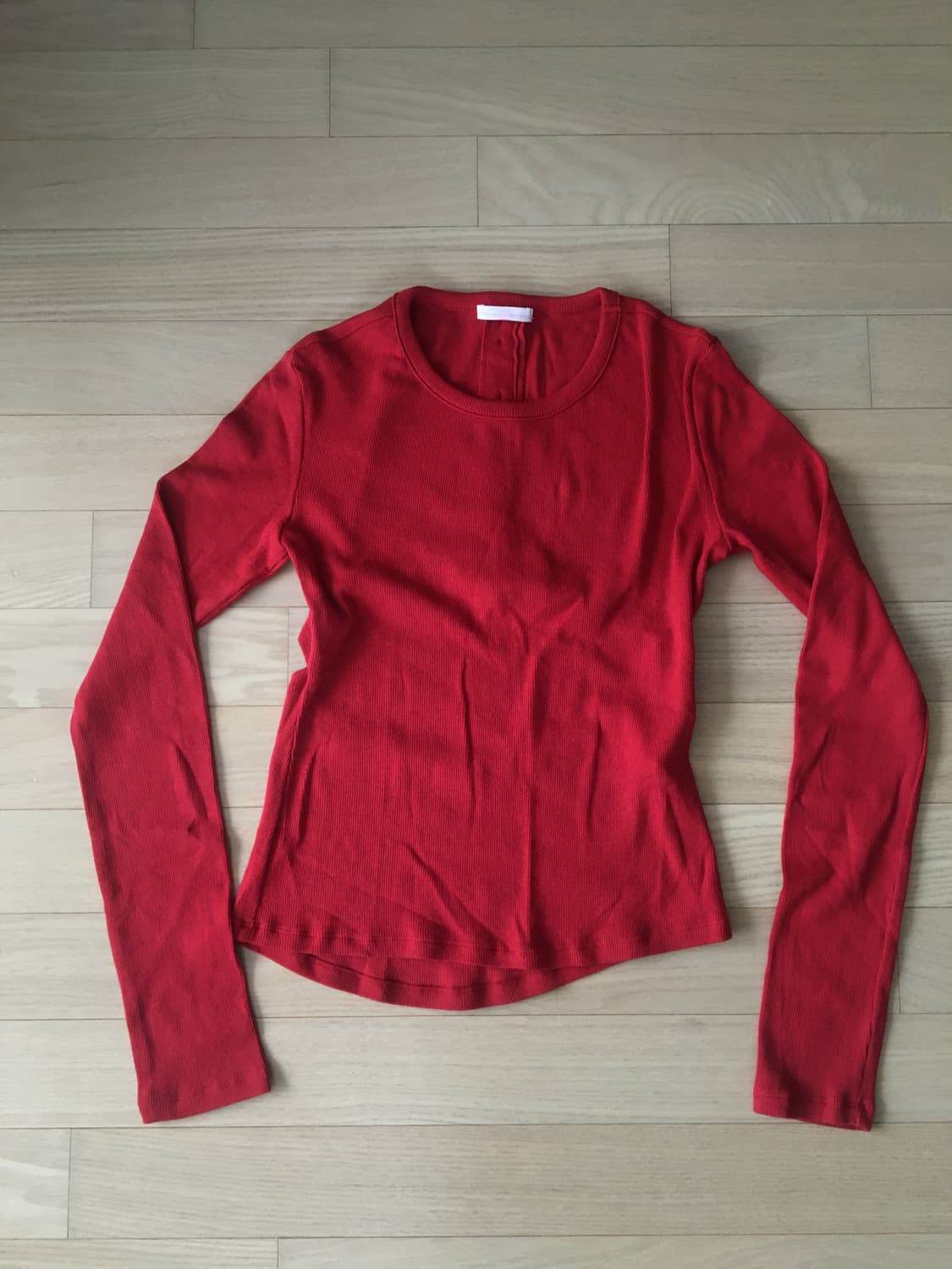 오데스 백버튼 티 레드 컬러 상품이미지1