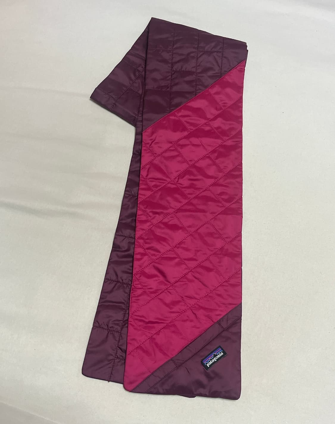 파타고니아 경량패딩 목도리 버건디 상품이미지2