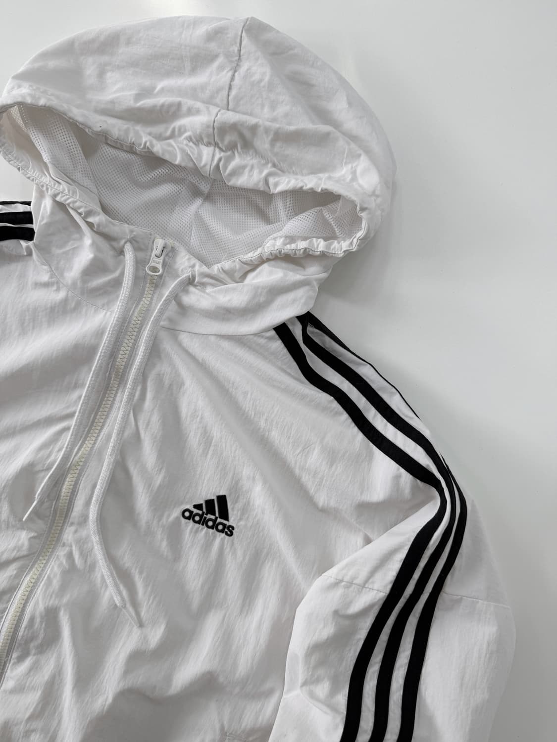 아디다스 루즈핏 화이트 나일론 우븐 후드 바람막이 상품이미지2