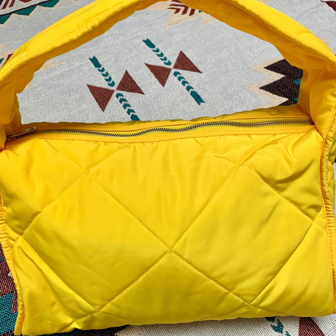 코스 다이아몬드 퀼티드 패딩 핸드백 상품이미지1