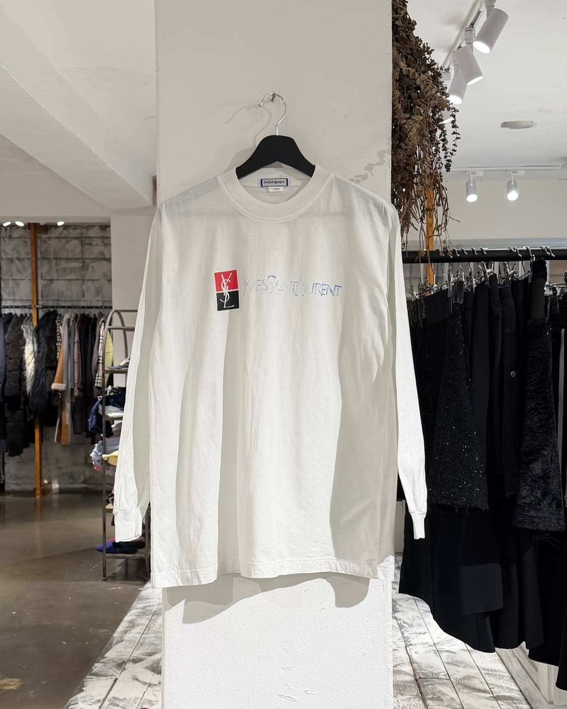 이브 생 로랑 화이트 로고 프린팅 롱슬리브 티셔츠 상품이미지1