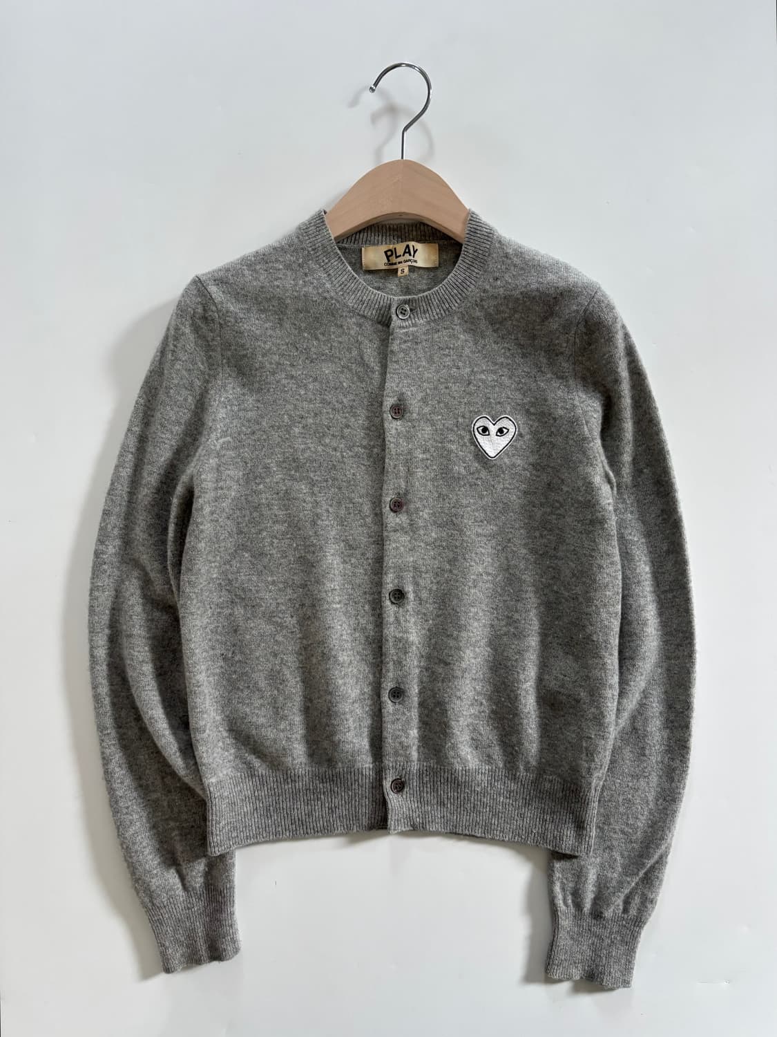 COMMEdesGARCONS 꼼데가르송 화이트와펜 그레이컬러 울 가디건 상품이미지1