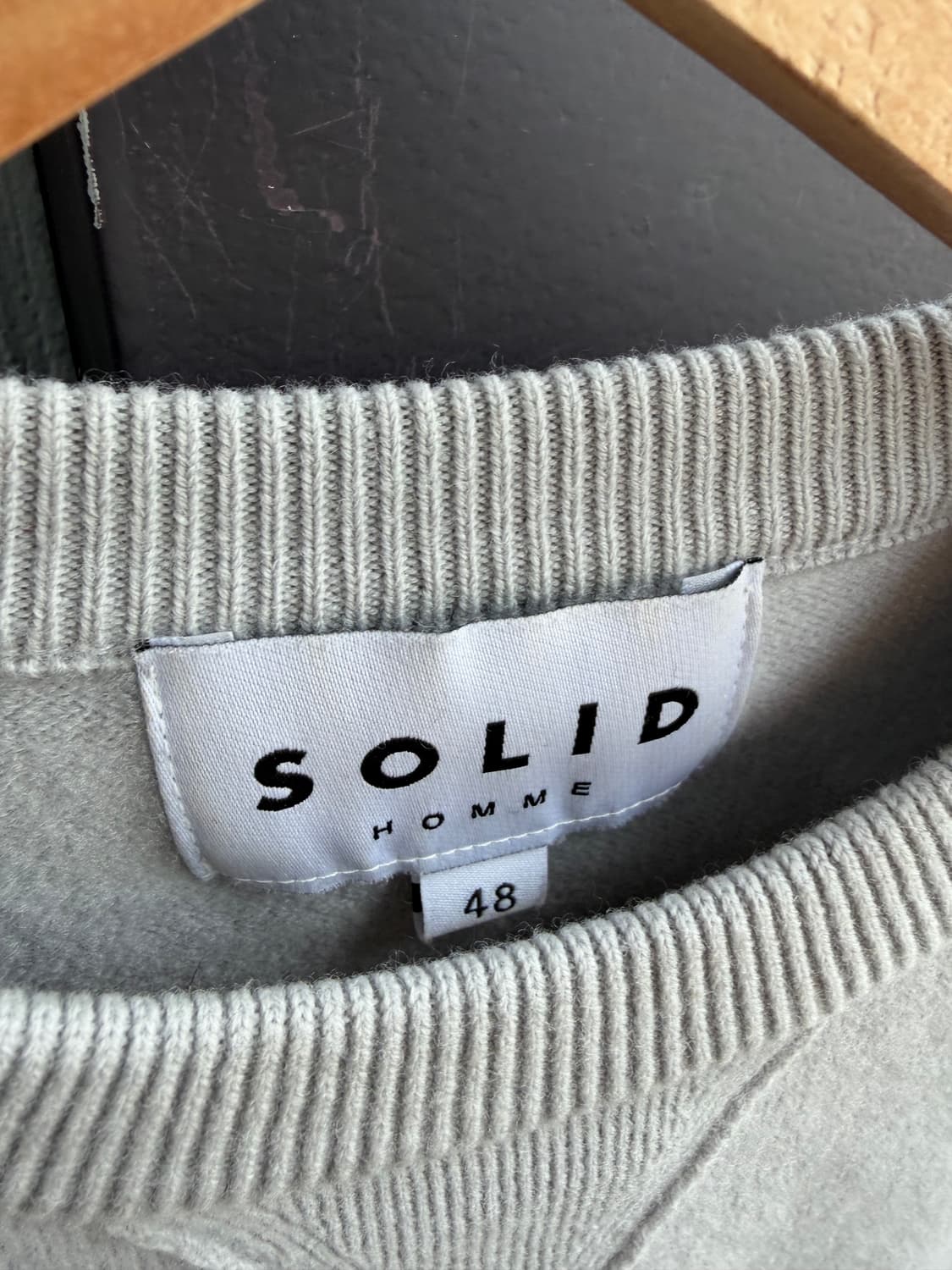 48/ 솔리드옴므 백로고 스웻 니트 상품이미지5