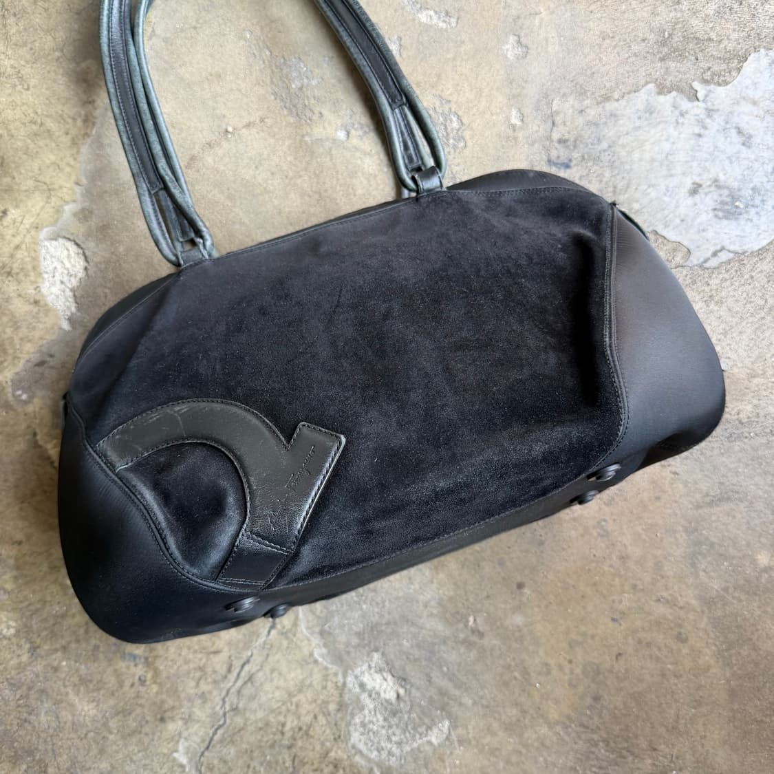 페레가모 간치니 로고 스웨이드/레더 숄더 백 상품이미지3