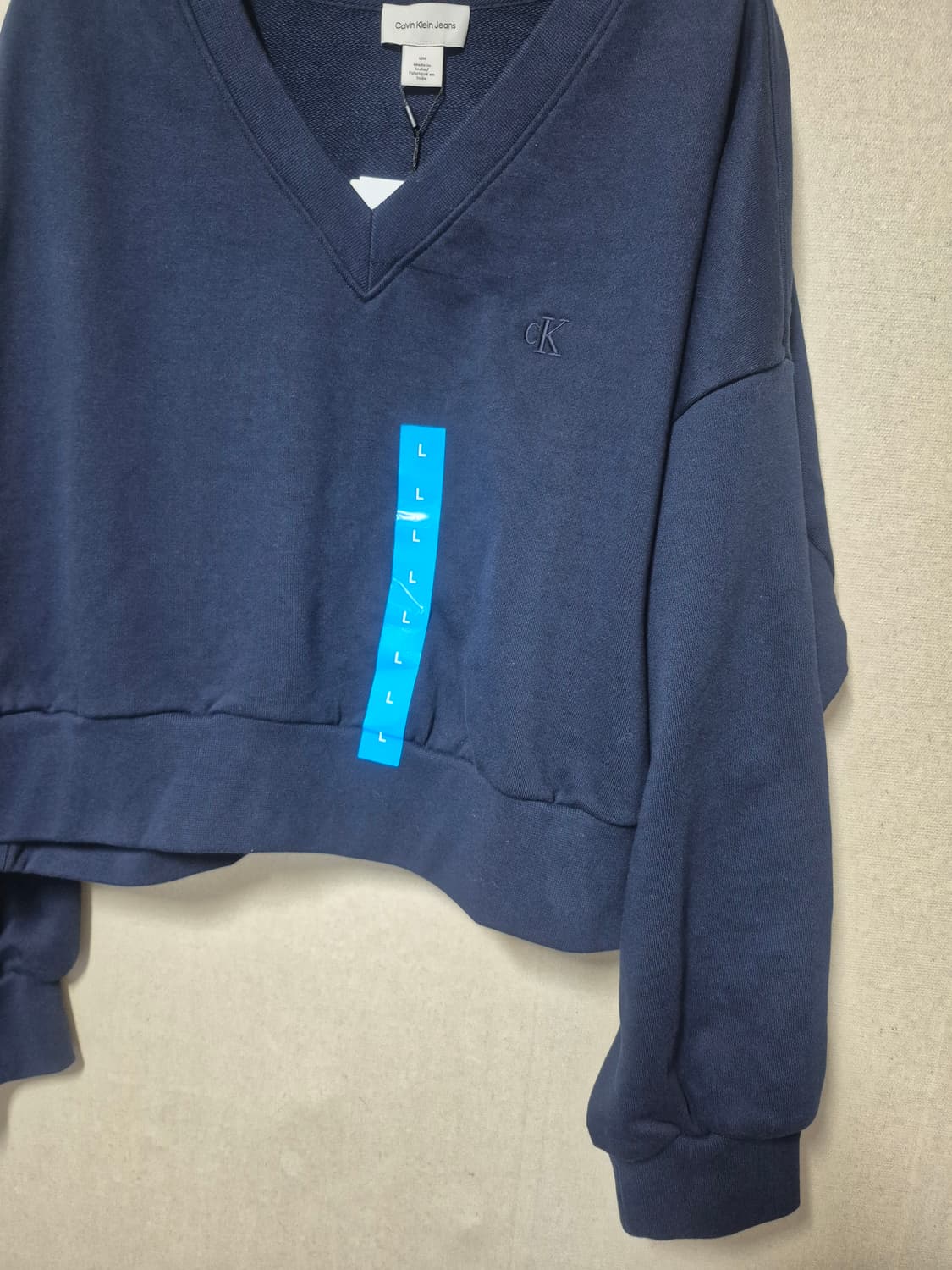 새옷 캘빈클라인진 브이넥 크롭 맨투맨 상품이미지4