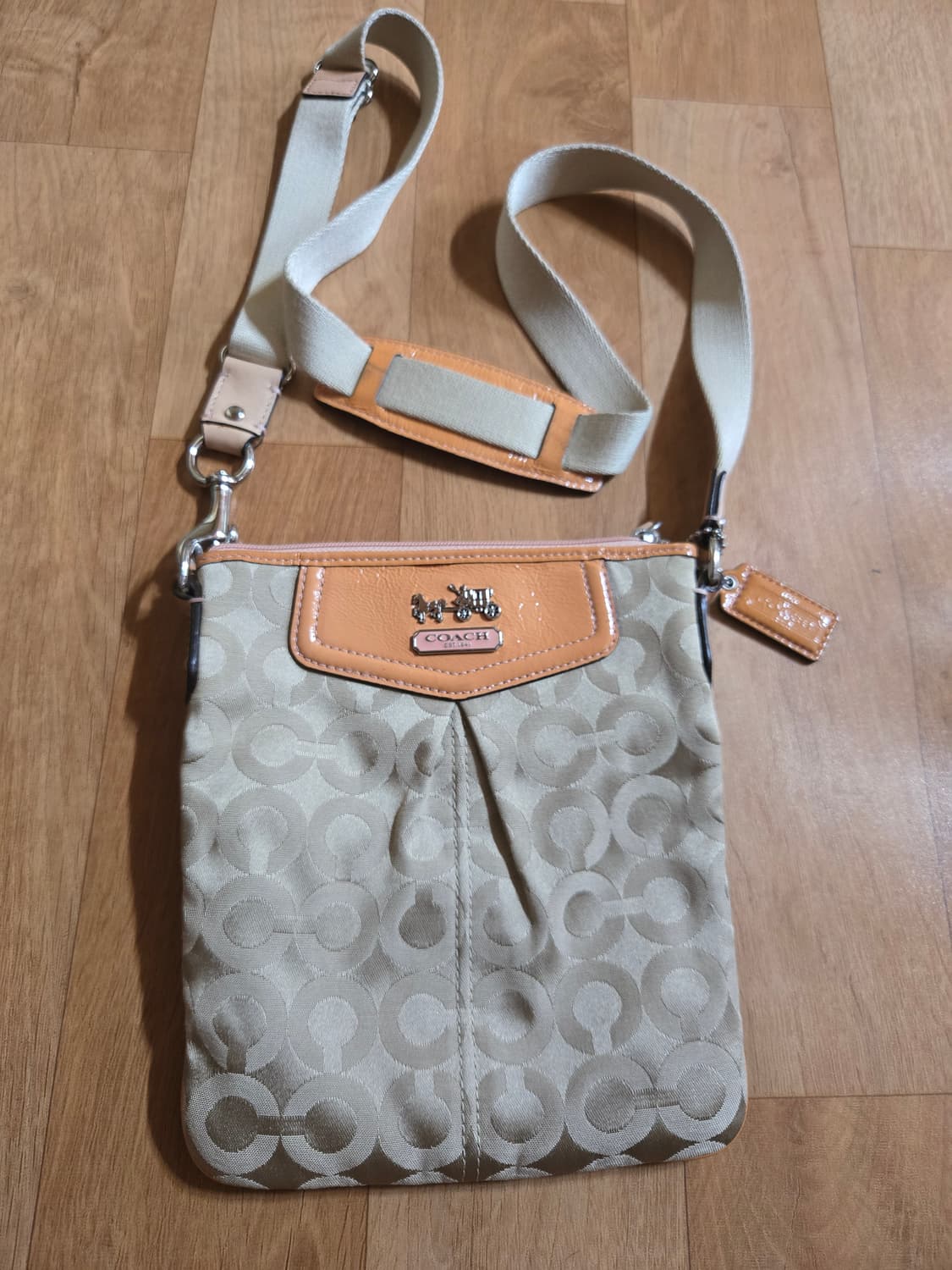 코치 미니 크로스백 상품이미지1