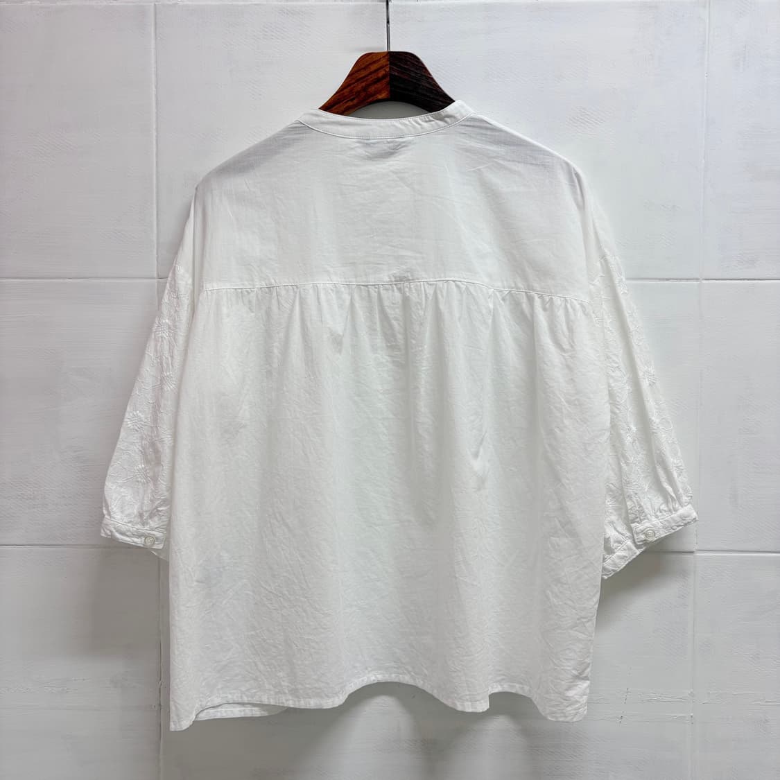 BELLMOUNT 화이트 자수 셔링 모리걸 블라우스 JPN 상품이미지6