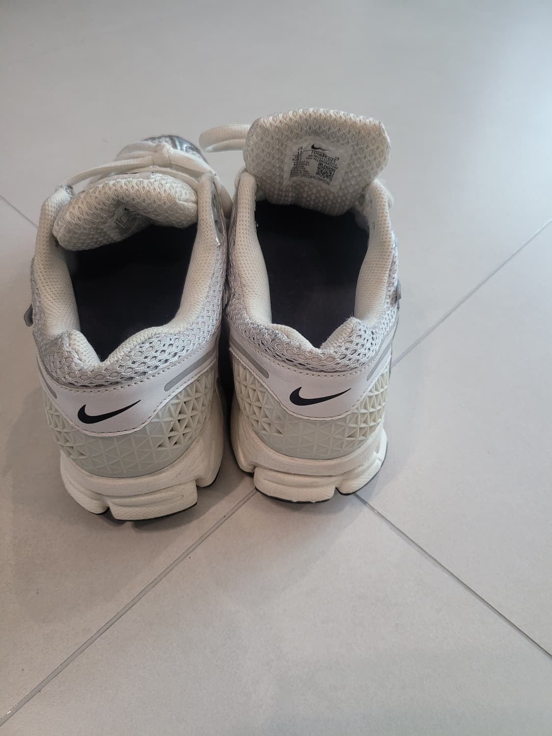 👟 [280] "발이 먼저 아는 편안함" 나이키 줌 보메로 5 실버 상품이미지5