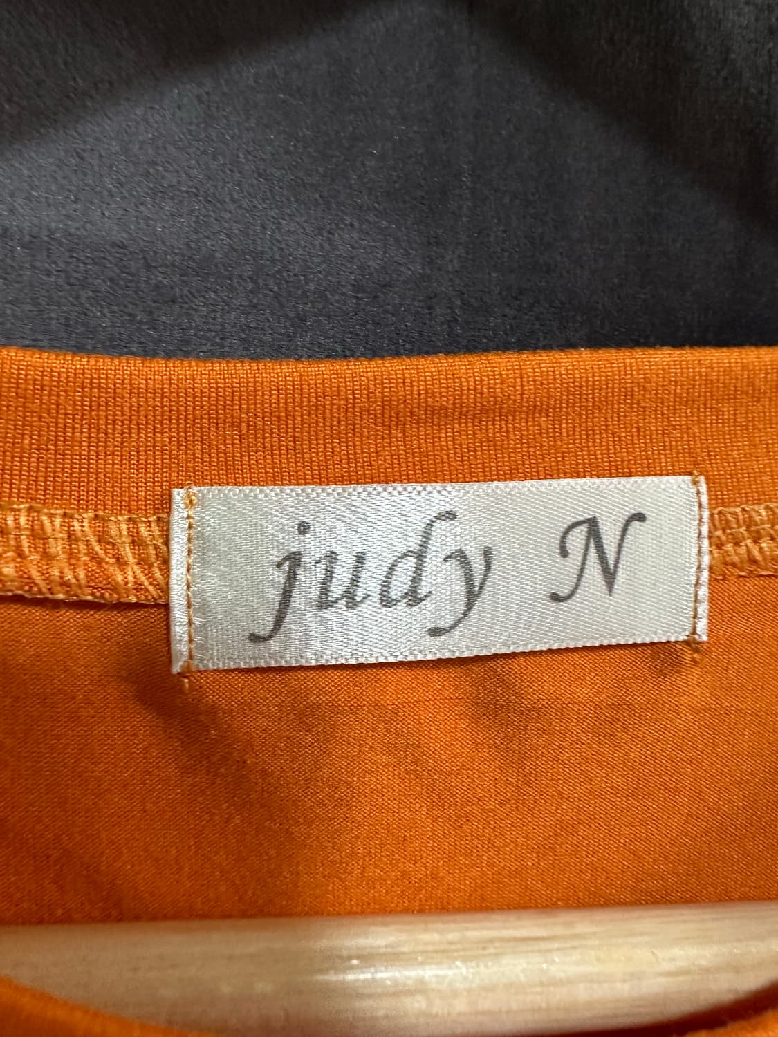 주디엔(Judy N) 오렌지 캐릭터 프린팅 반팔 티셔츠 실측 L 상품이미지4