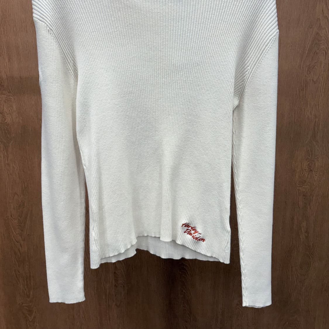 할리데이비슨 슬림핏 모크넥 긴팔 골지 니트 로고 자수 디테일 아이보리 상품이미지5