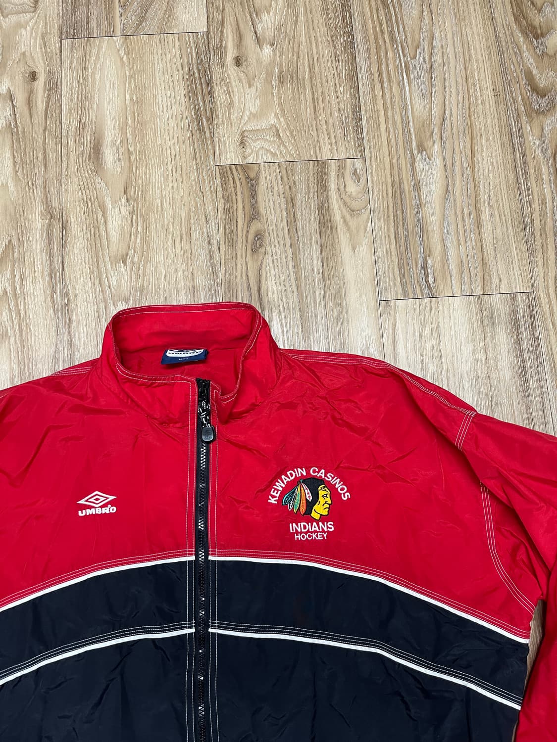 엄브로 케와딘 카지노스 인디언 올드스쿨 바람막이 상품이미지2