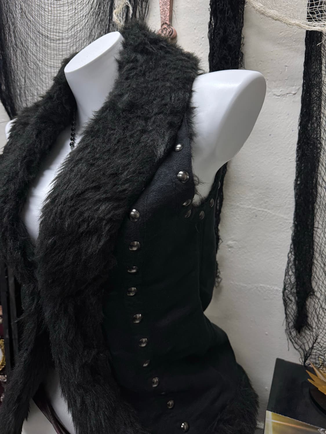 Buvrus vkei fake fur stud vest 상품이미지3