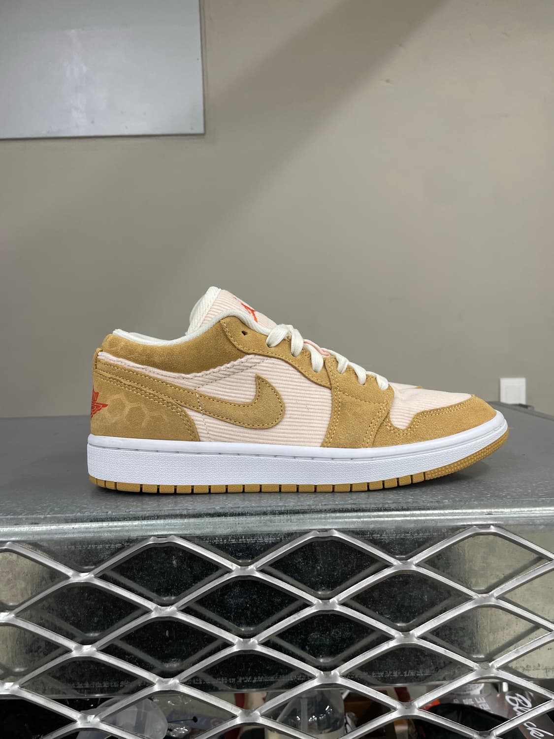 조던 1 로우 SE 코듀로이 탄 245 상품이미지4