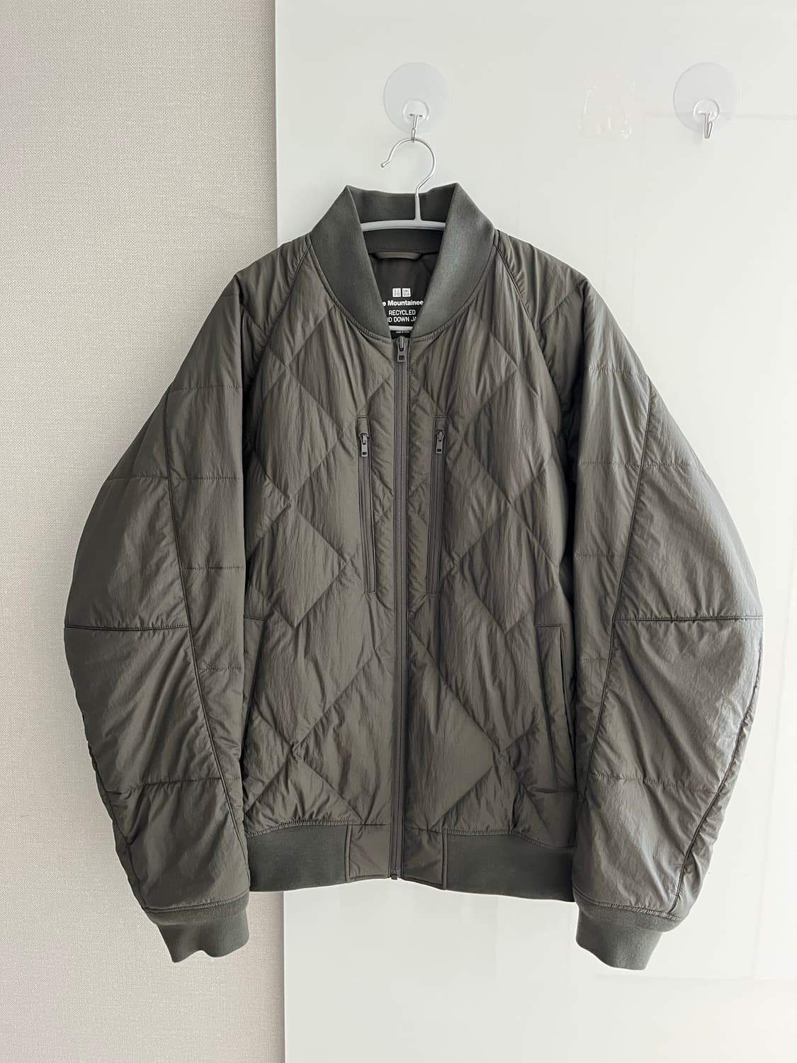 유니클로 화이트마운티니어링 경량 패팅 상품이미지1