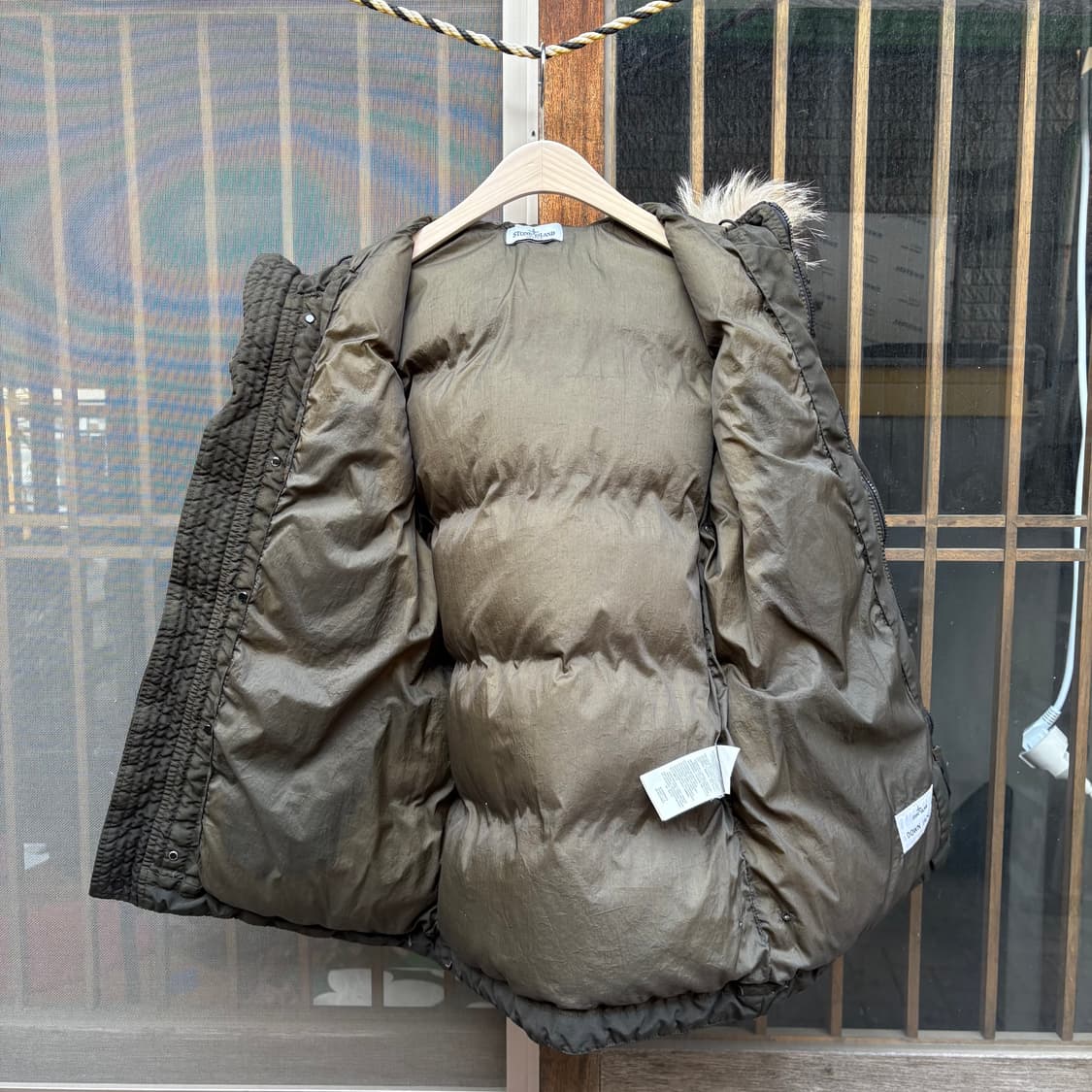 스톤아일랜드 코요테 털(탈부착) 후드 다크 올리브 워싱 푸퍼 자켓 상품이미지6