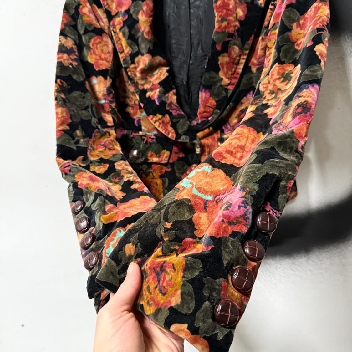 moussy 오리엔탈 플로럴 패턴 벨벳 크롭 자켓 상품이미지5