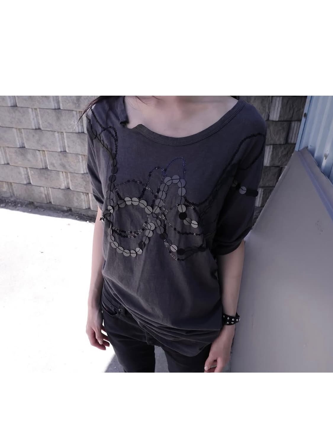 Batwing Top with Disc Accent  상품이미지2