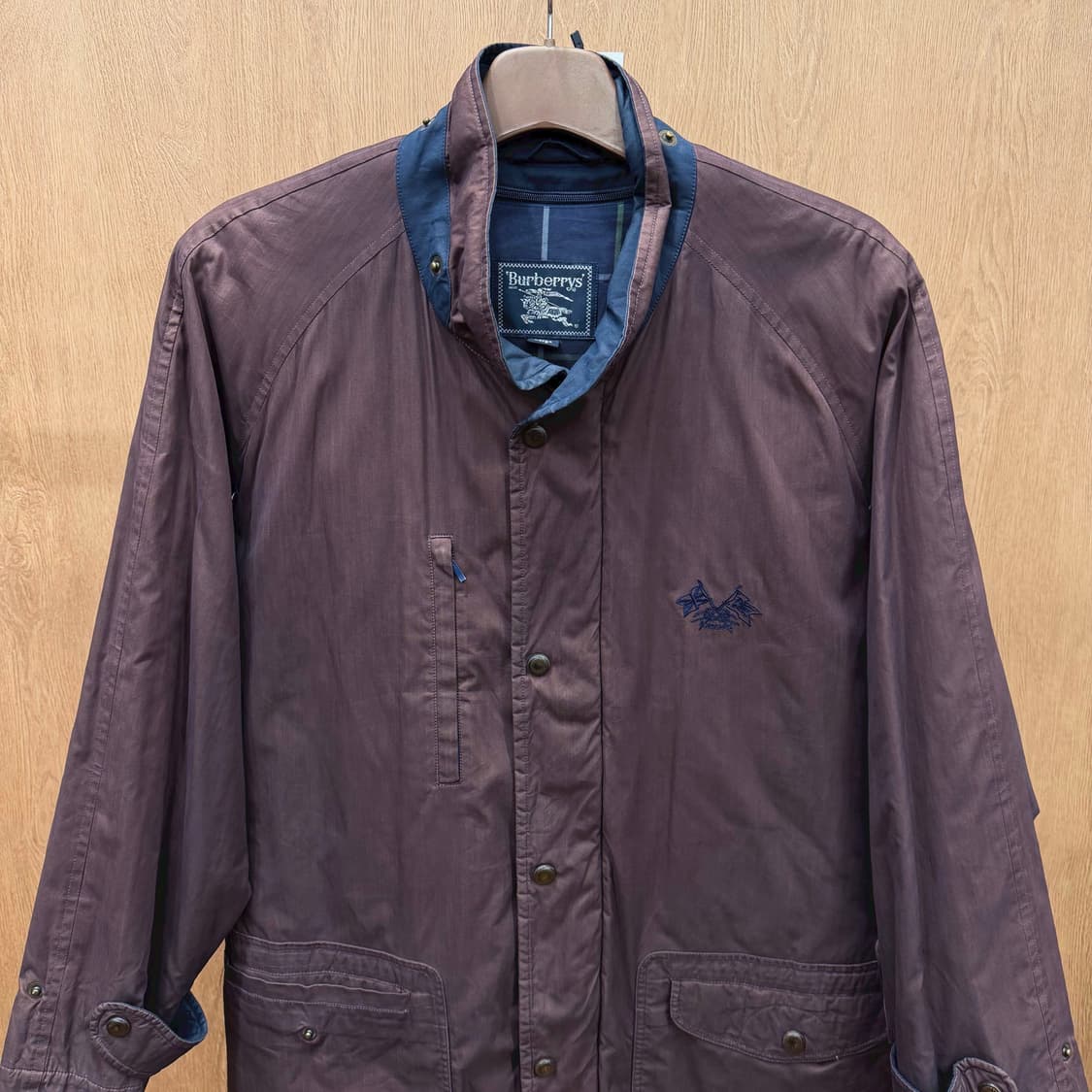 버버리 하이넥 야상 점퍼 로고 자수 소매 스트랩 디테일 레귤러핏 와인 상품이미지4