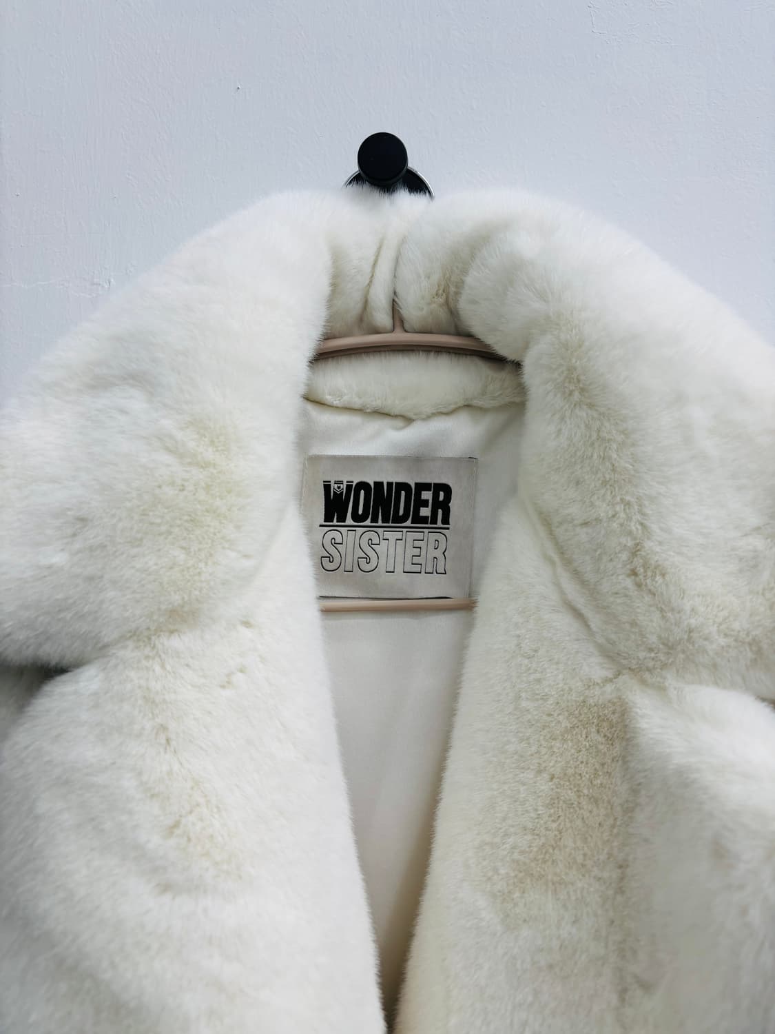 원더시스터 Wonder Sister 화이트 에코 퍼 코트 상품이미지2