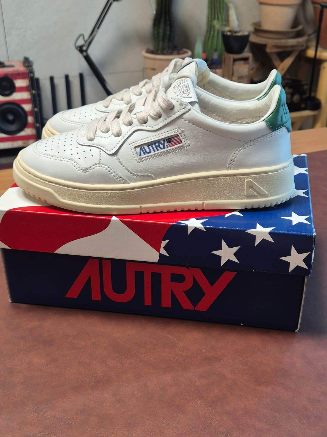 (풀박)실착용1회 235-240(37)오트리 메달리스트 로우 스니커 상품이미지3