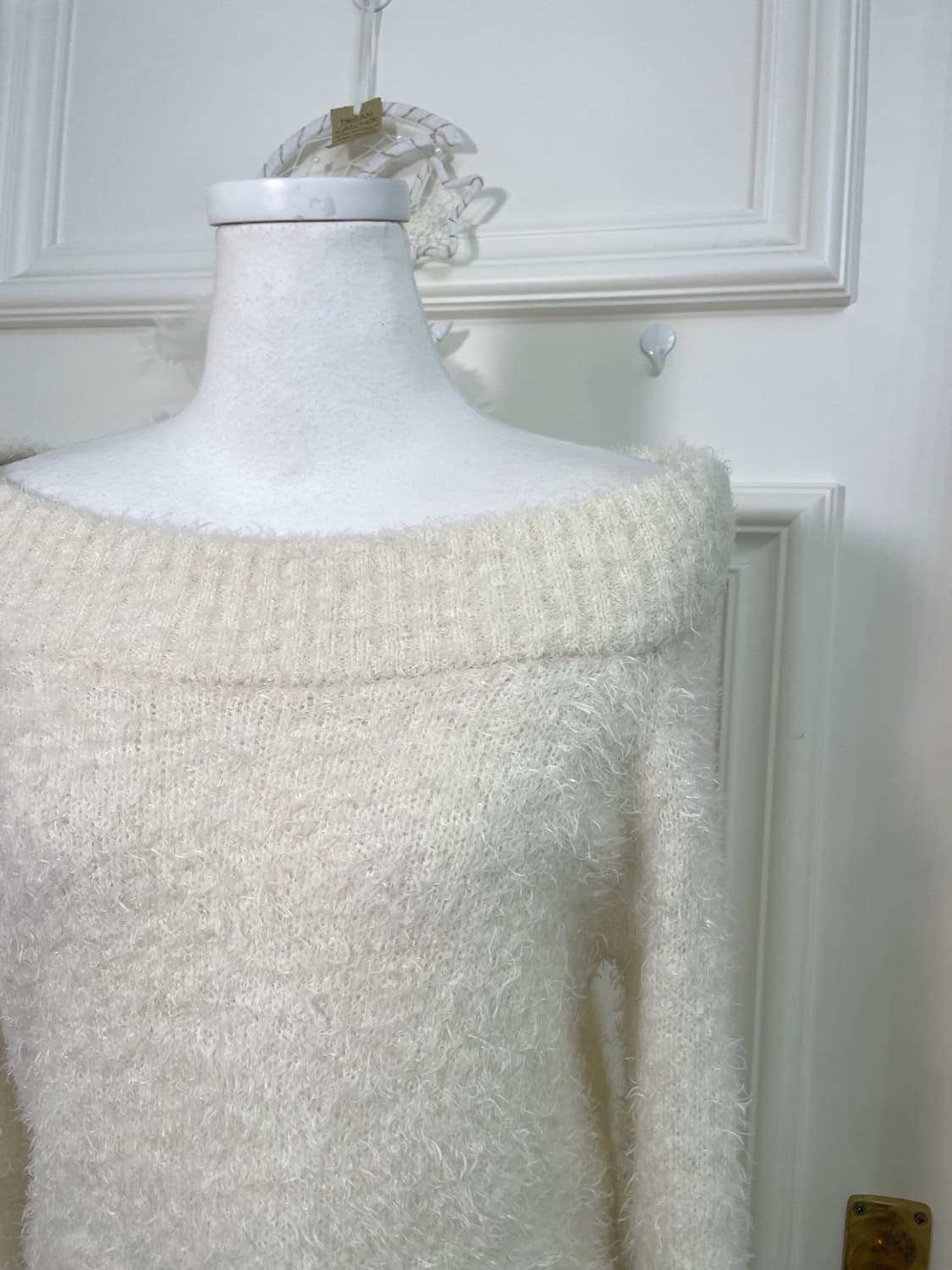 cream ivory shaggy off-shoulder knit top 상품이미지6