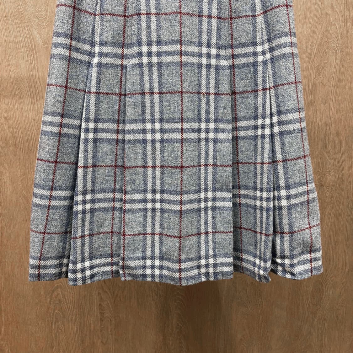 버버리 울 미디 스커트 노바 체크 패턴 박스 플리츠 디테일 A라인 그레이 상품이미지5