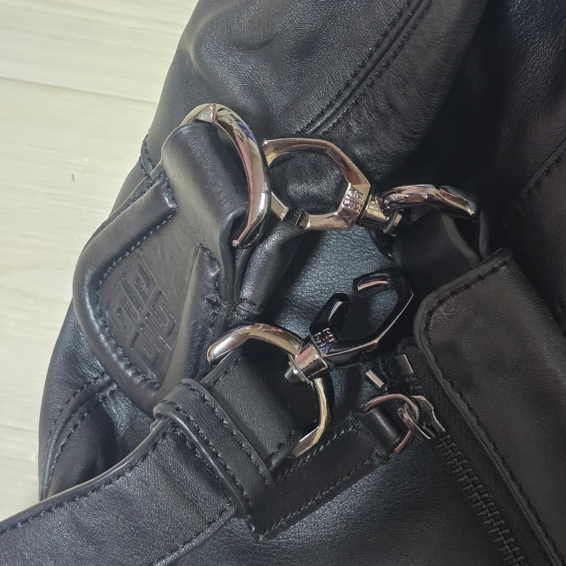 GIVENCHY(지방시) 블랙 레더 2WAY백 상품이미지5