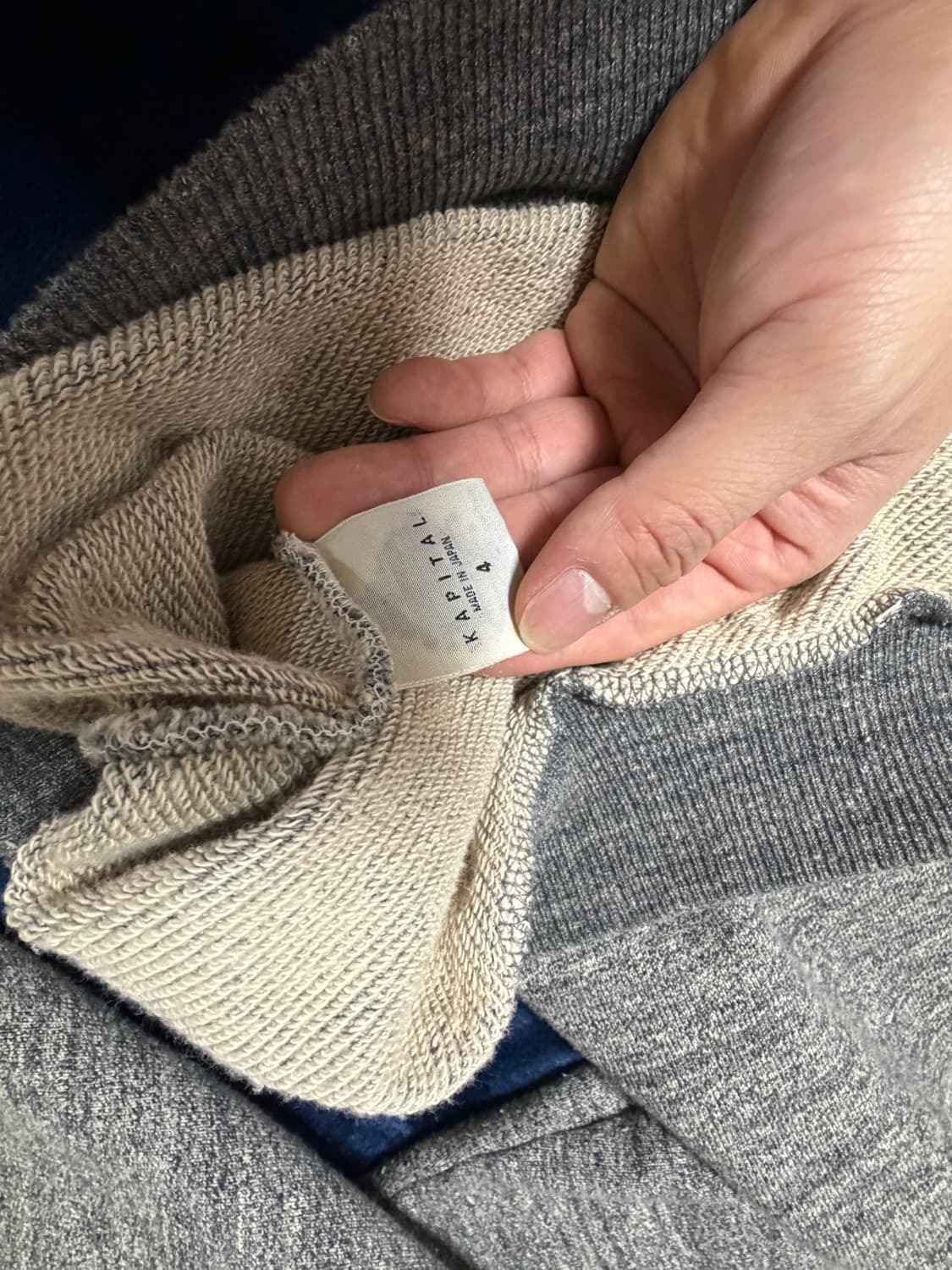 캐피탈 본 스웻 맨투맨 팔아요 상품이미지3