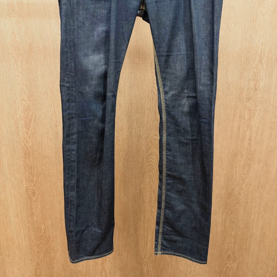 디젤 데님 팬츠 로고 레터링 백 지퍼 포켓 디테일 슬림 스트레이트핏 흑청 상품이미지5