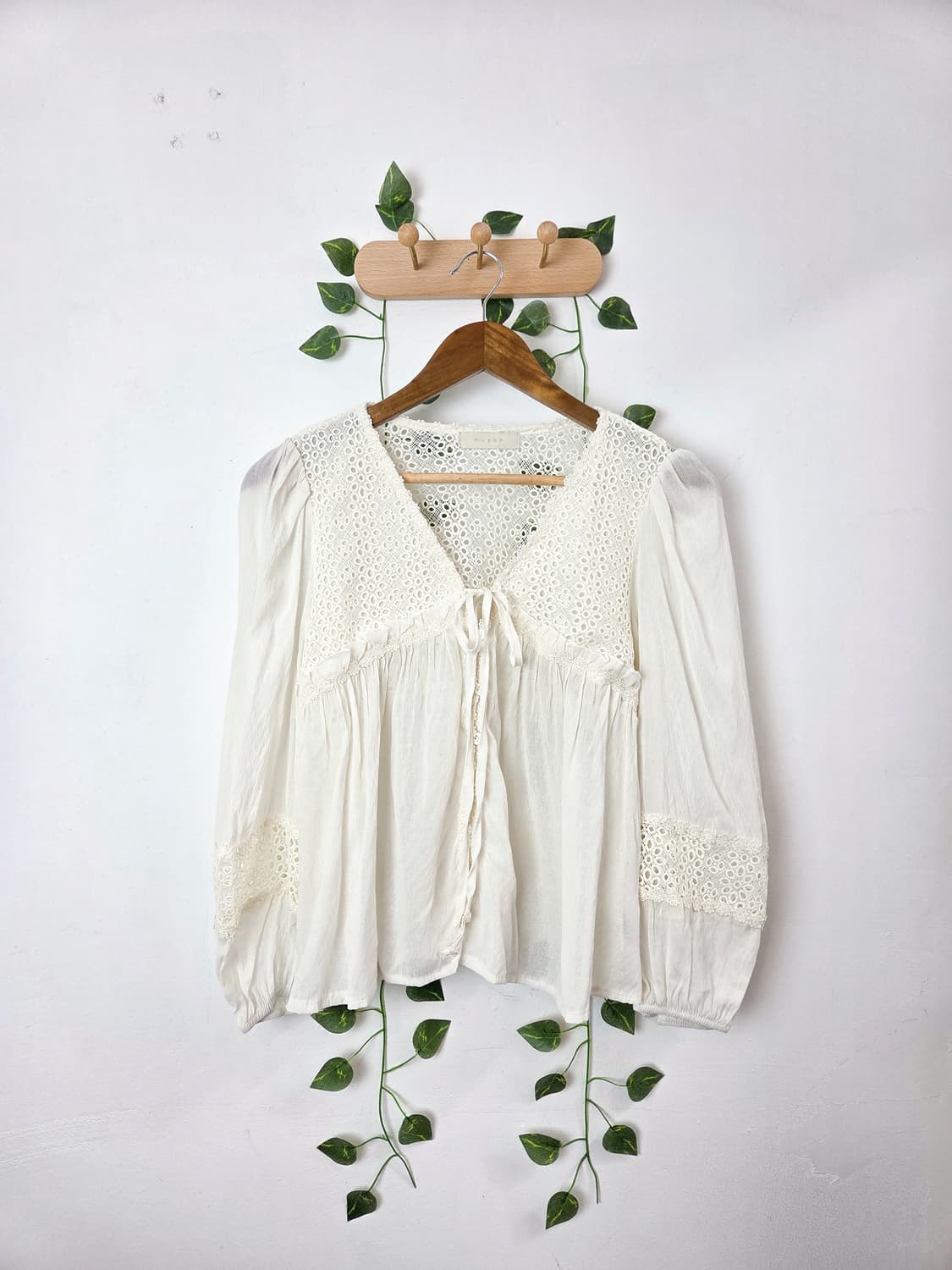 펀칭 버튼업 블라우스 상품이미지1