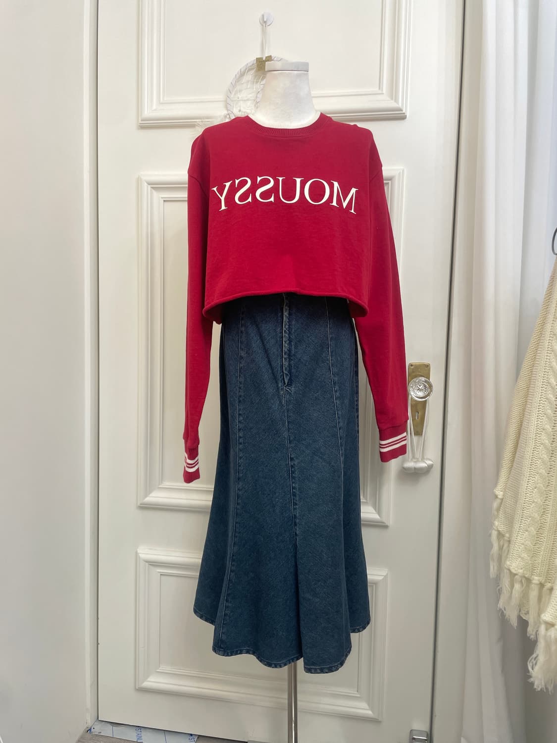 red lettering white printing crop sweats 상품이미지5