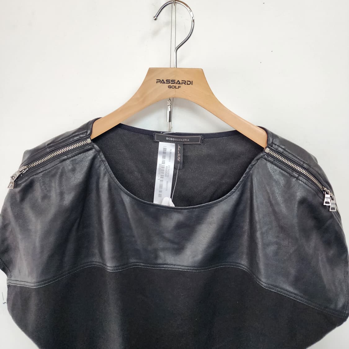 BCBG 가죽 배색 블랙 티셔츠 상품이미지2