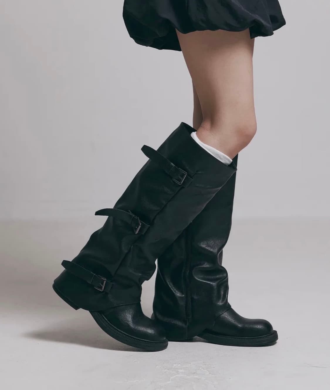 세인트새틴 폴딩 버클 롱 부츠  상품이미지1