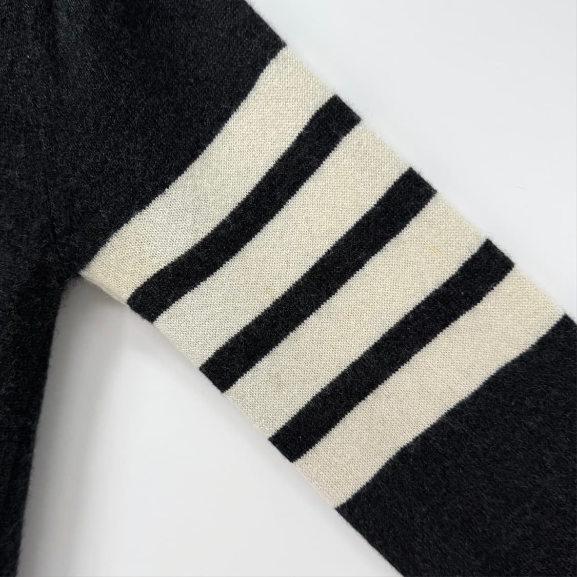 [42사이즈] 톰브라운 사선완장 캐시미어 가디건 (FKC001A) 상품이미지5