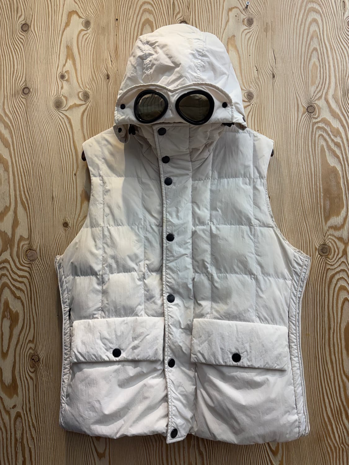 C.P. 컴퍼니 고글 다운 베스트 상품이미지1