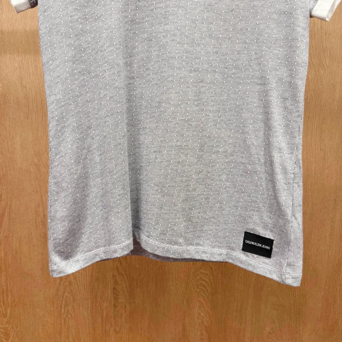 캘빈클라인 진스 브이넥 반팔 티셔츠 배색 CK로고 디테일 슬림핏 그레이 상품이미지5