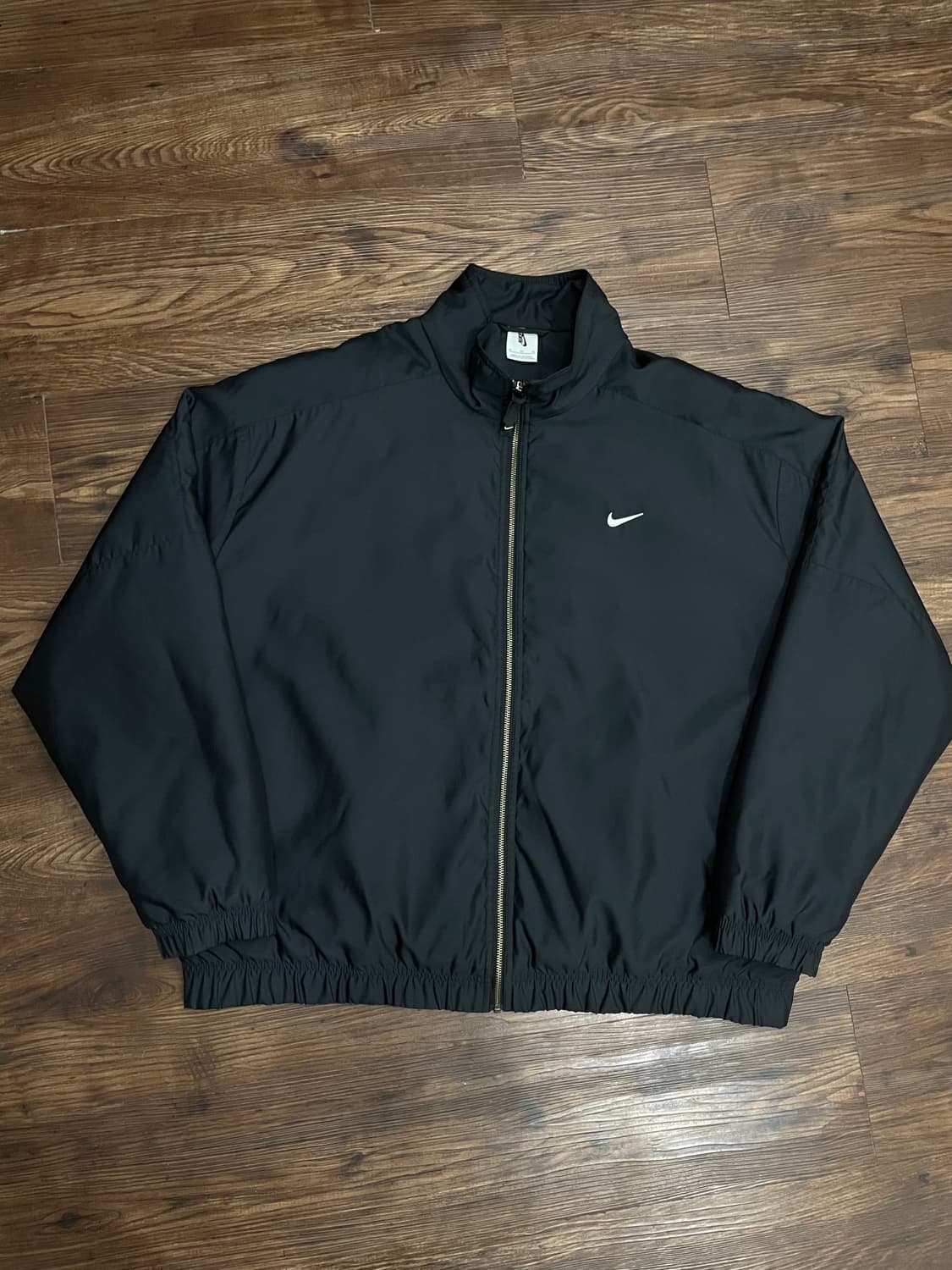 나이키 NRG 솔로 스우시 사틴 봄버 자켓 블랙 블리치드 코랄 상품이미지3